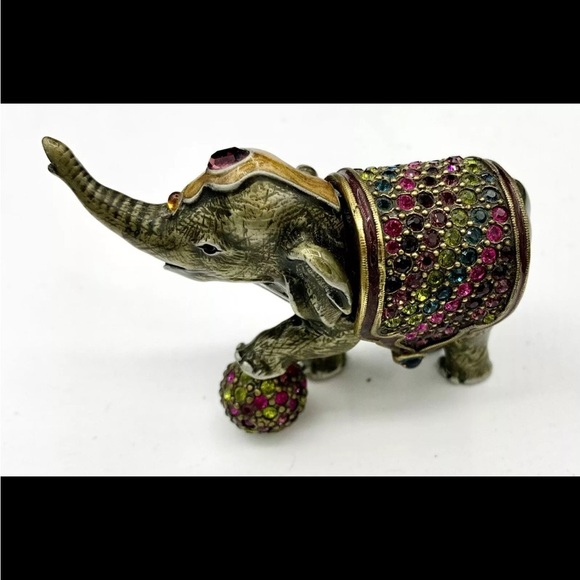 Jay Strongwater Barnum Baby Circus Elephant With Trinket Box.
NEW IN BOX
5035 - Picture 3 of 6